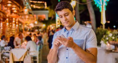 smartphone user restaurants tourist