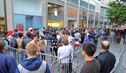 iPhone 6s sales queue UK