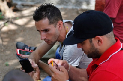 Sprint joins Verizon with Cuba wireless roaming