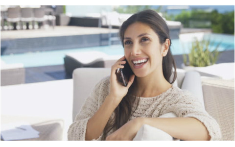 Beach resort businesswoman using virtual phone services