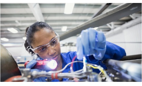 IFS 2020 field service trends: female engineer repairing wires